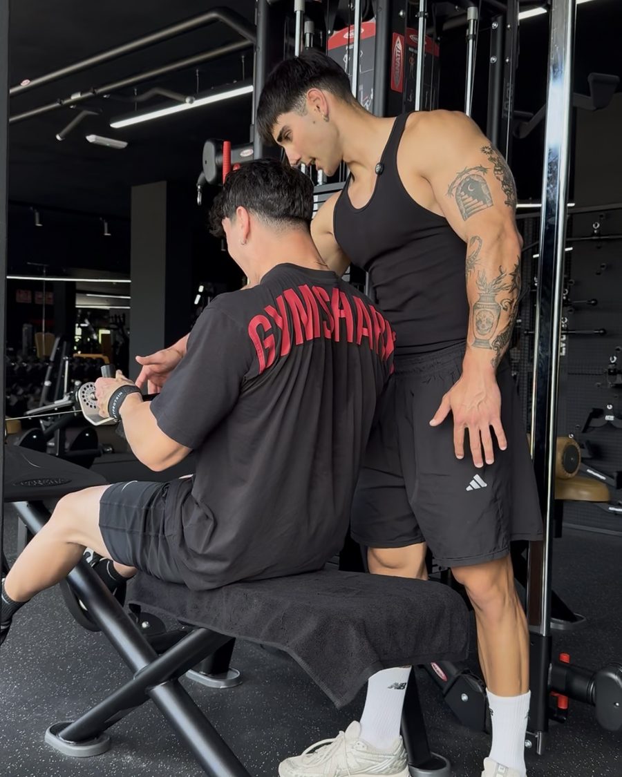 Dei corrigiendo técnica en el gimnasio